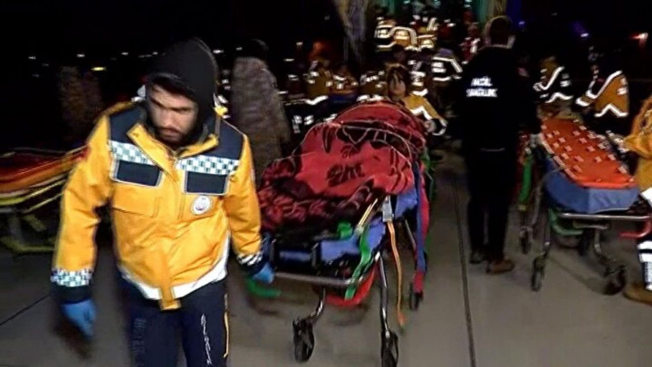 Depremde yaralanan 51 kişi askeri uçakla İstanbul'a getirildi 3
