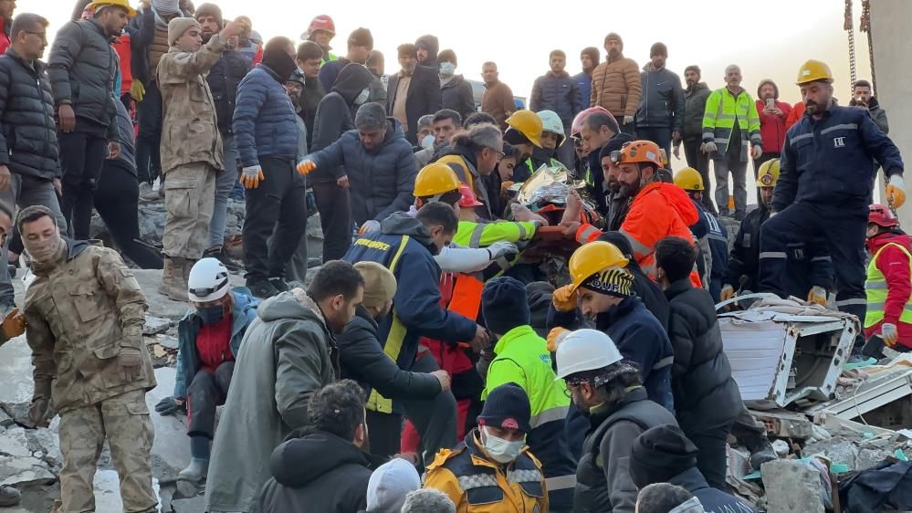 Mehmetçik ve AFAD omuz omuza verdi, enkazdan bir kişiyi sağ çıkardı 1