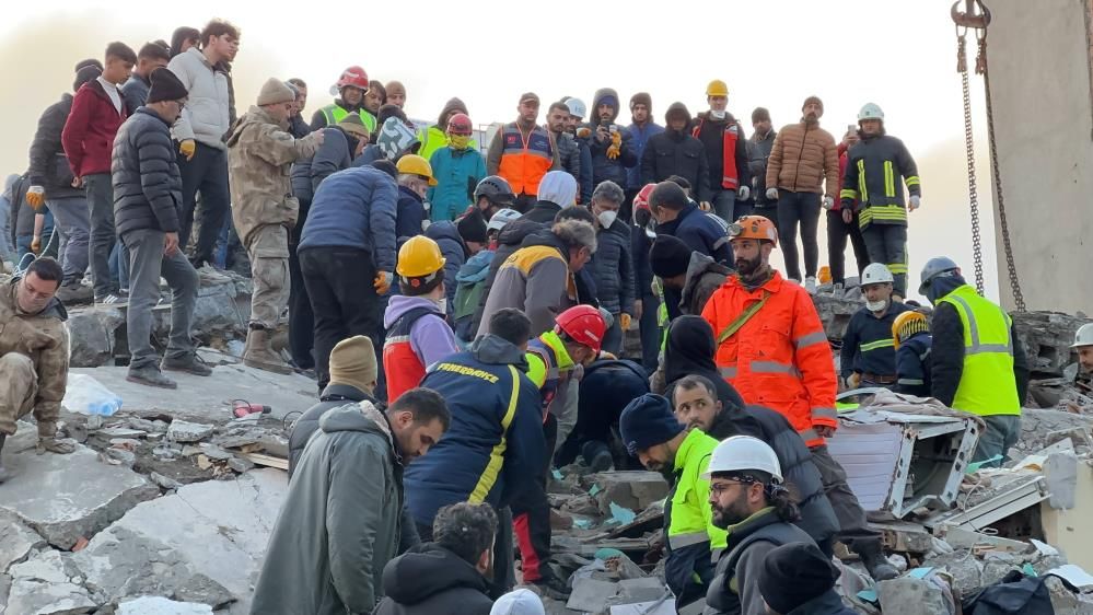 Mehmetçik ve AFAD omuz omuza verdi, enkazdan bir kişiyi sağ çıkardı 2