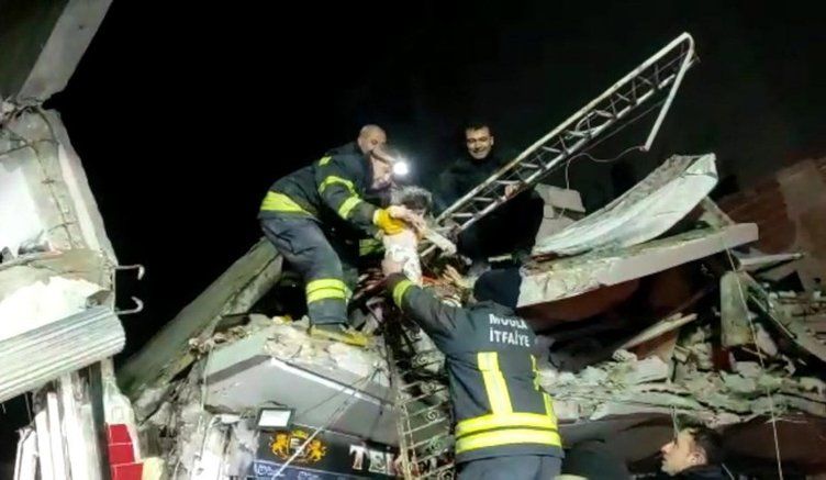 Bebeğini emzirerek hayatta tuttu! 55 saat sonra kurtarıldılar... 1
