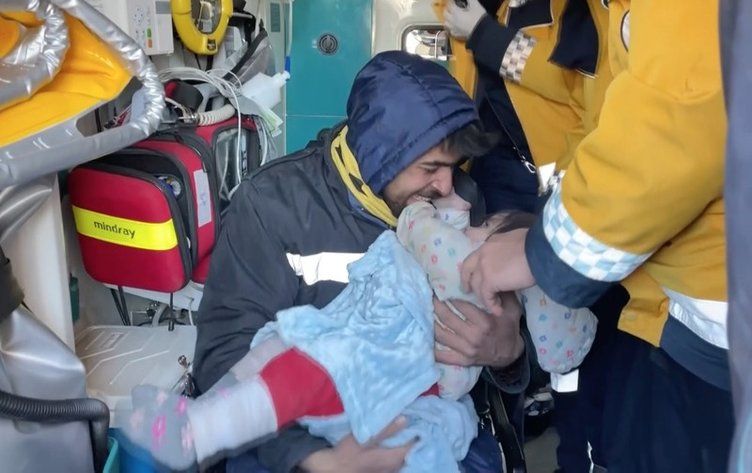 Bebeğini emzirerek hayatta tuttu! 55 saat sonra kurtarıldılar... 3