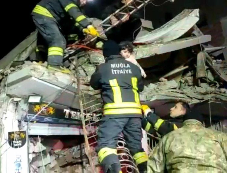 Bebeğini emzirerek hayatta tuttu! 55 saat sonra kurtarıldılar... 2