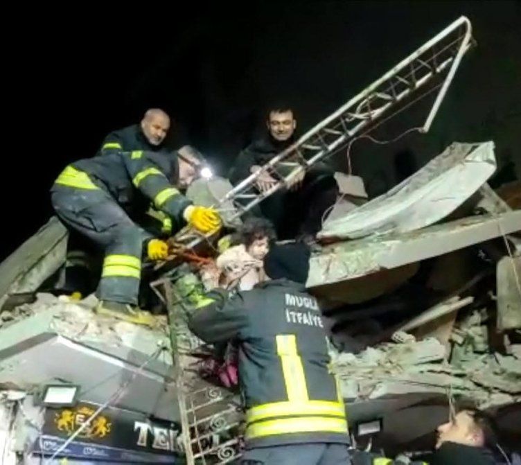 Bebeğini emzirerek hayatta tuttu! 55 saat sonra kurtarıldılar... 4