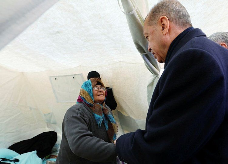 Cumhurbaşkanı Erdoğan Kahramanmaraş'ta depremzedelerle görüştü! Duygulandıran anlar... 4