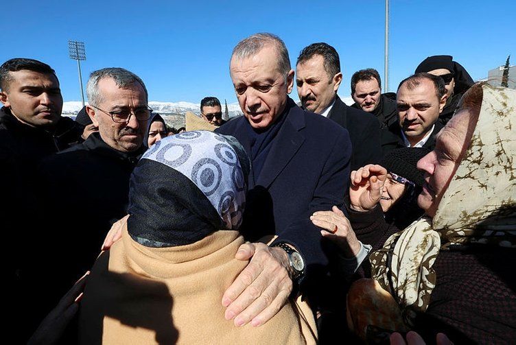 Cumhurbaşkanı Erdoğan Kahramanmaraş'ta depremzedelerle görüştü! Duygulandıran anlar... 7