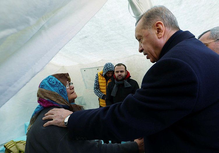 Cumhurbaşkanı Erdoğan Kahramanmaraş'ta depremzedelerle görüştü! Duygulandıran anlar... 16