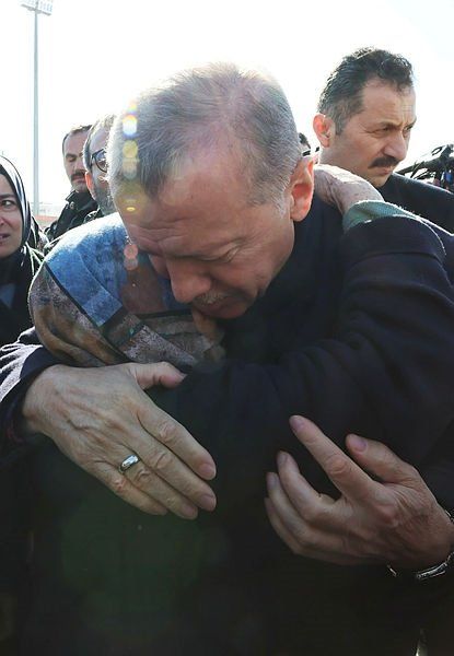 Cumhurbaşkanı Erdoğan Kahramanmaraş'ta depremzedelerle görüştü! Duygulandıran anlar... 9