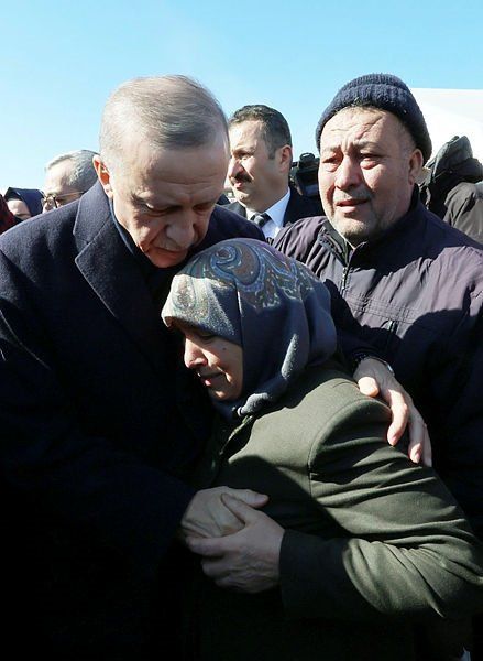 Cumhurbaşkanı Erdoğan Kahramanmaraş'ta depremzedelerle görüştü! Duygulandıran anlar... 10