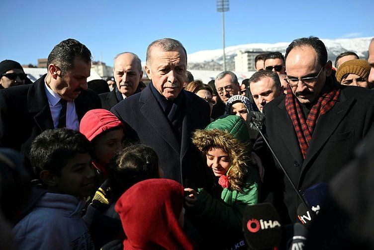 Cumhurbaşkanı Erdoğan Kahramanmaraş'ta depremzedelerle görüştü! Duygulandıran anlar... 17