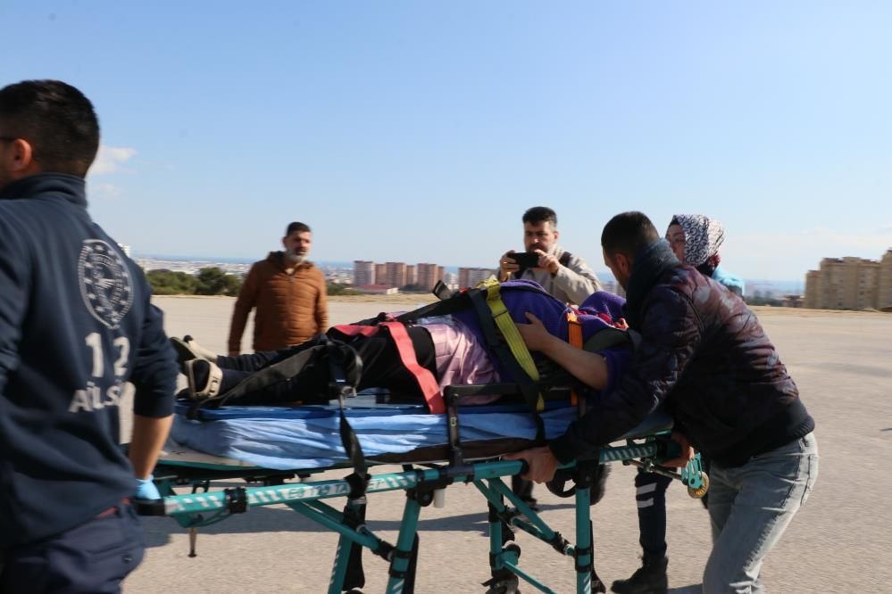 Enkazdan çıkarılan hamile kadın helikopterle Mersin’e getirildi 1