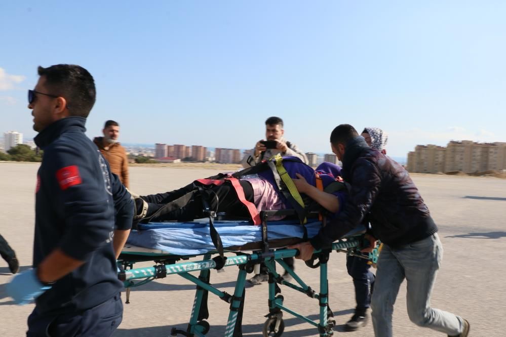Enkazdan çıkarılan hamile kadın helikopterle Mersin’e getirildi 8