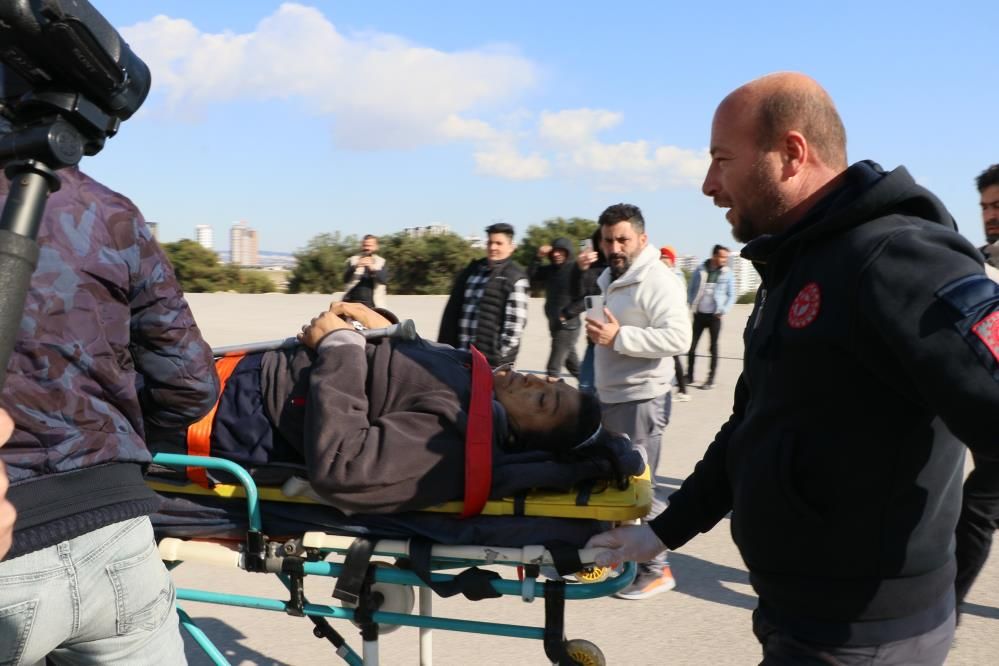 Enkazdan çıkarılan hamile kadın helikopterle Mersin’e getirildi 6
