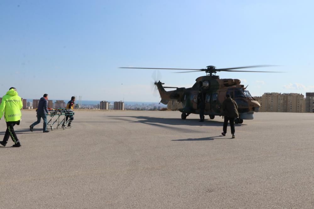 Enkazdan çıkarılan hamile kadın helikopterle Mersin’e getirildi 5