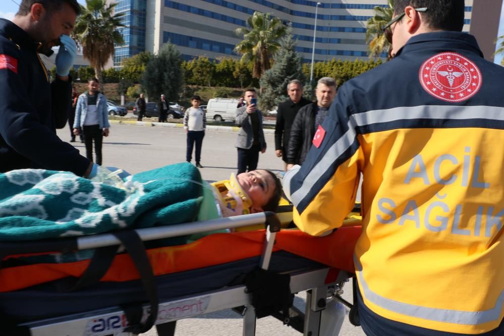 Enkazdan çıkarılan hamile kadın helikopterle Mersin’e getirildi 4