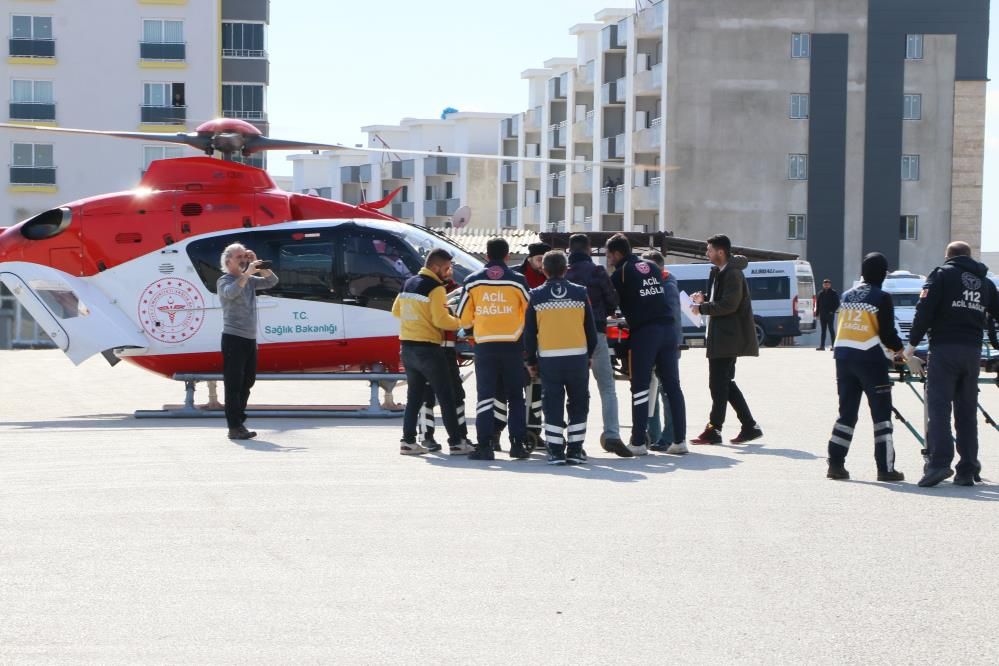 Enkazdan çıkarılan hamile kadın helikopterle Mersin’e getirildi 3