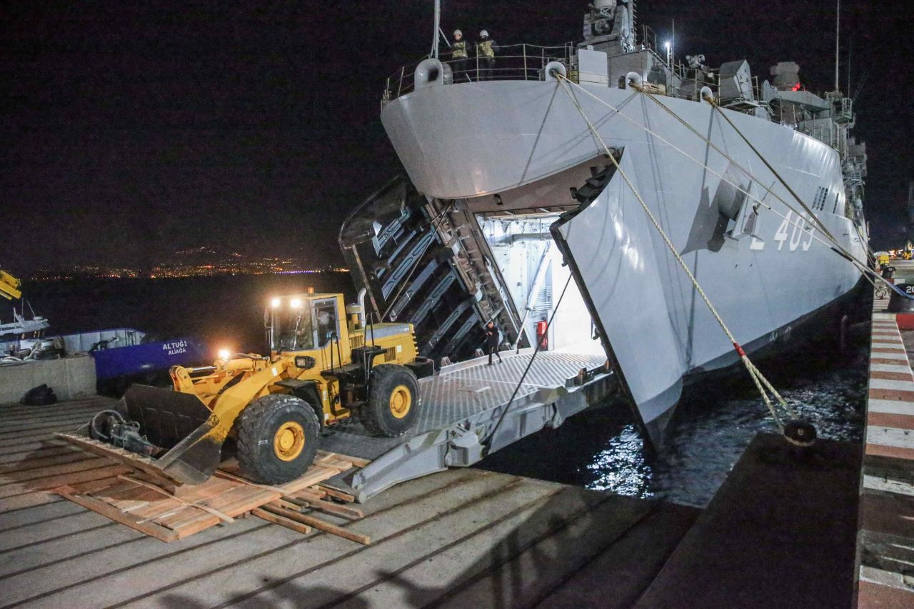 İş makinesi ve yardımları taşıyan TCG Bayraktar Hatay’da 1