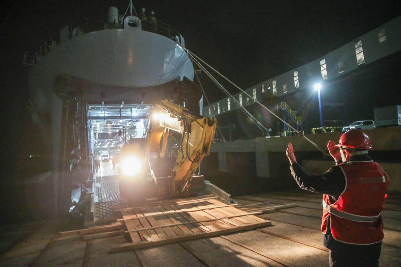 İş makinesi ve yardımları taşıyan TCG Bayraktar Hatay’da 2