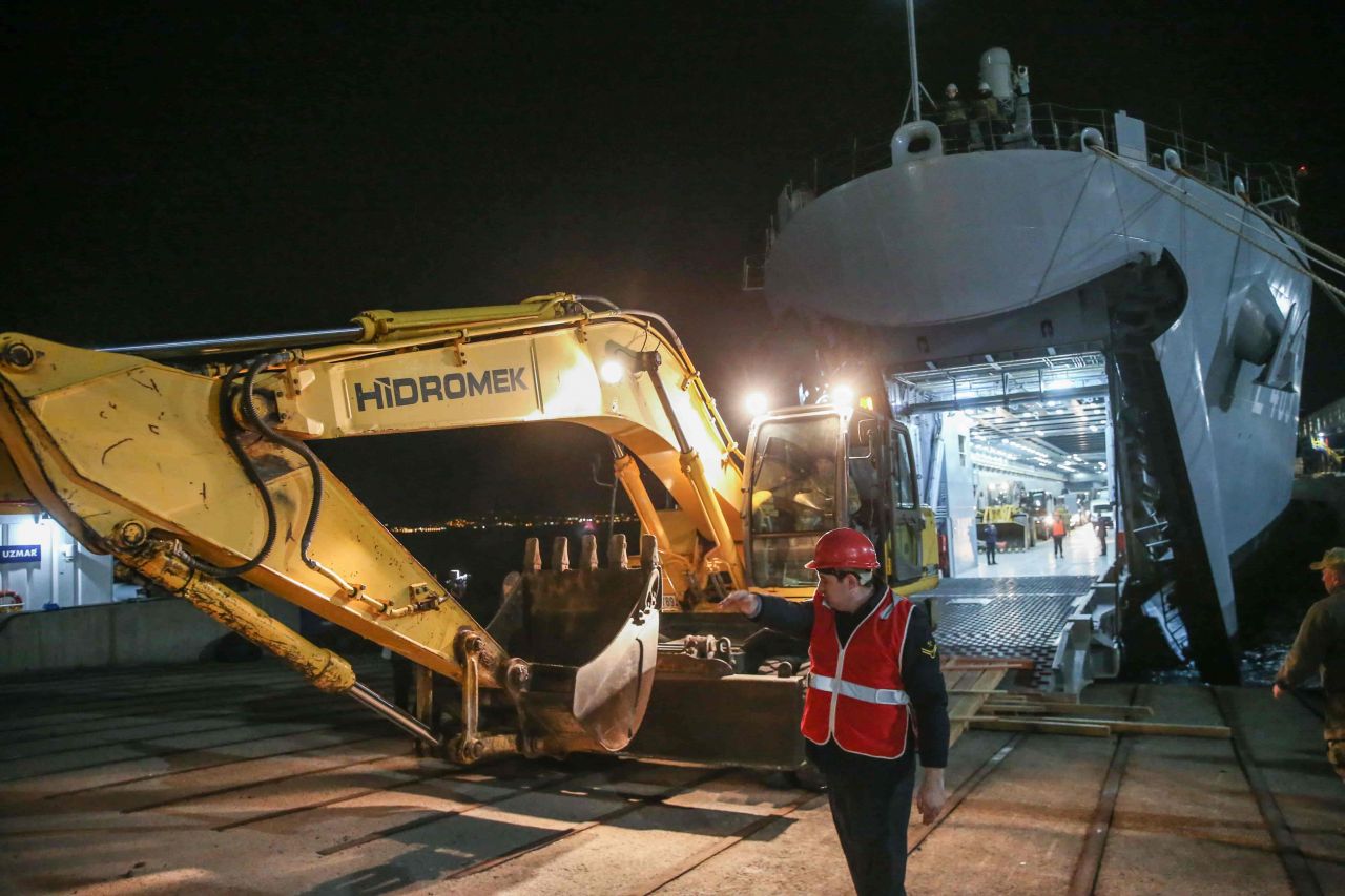 İş makinesi ve yardımları taşıyan TCG Bayraktar Hatay’da 3