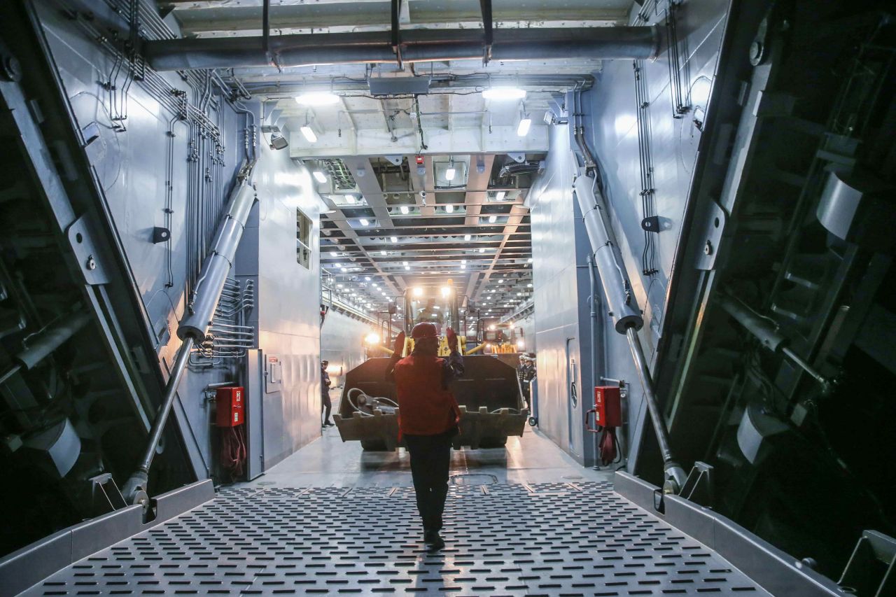 İş makinesi ve yardımları taşıyan TCG Bayraktar Hatay’da 4
