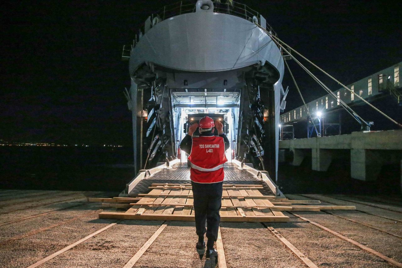 İş makinesi ve yardımları taşıyan TCG Bayraktar Hatay’da 5