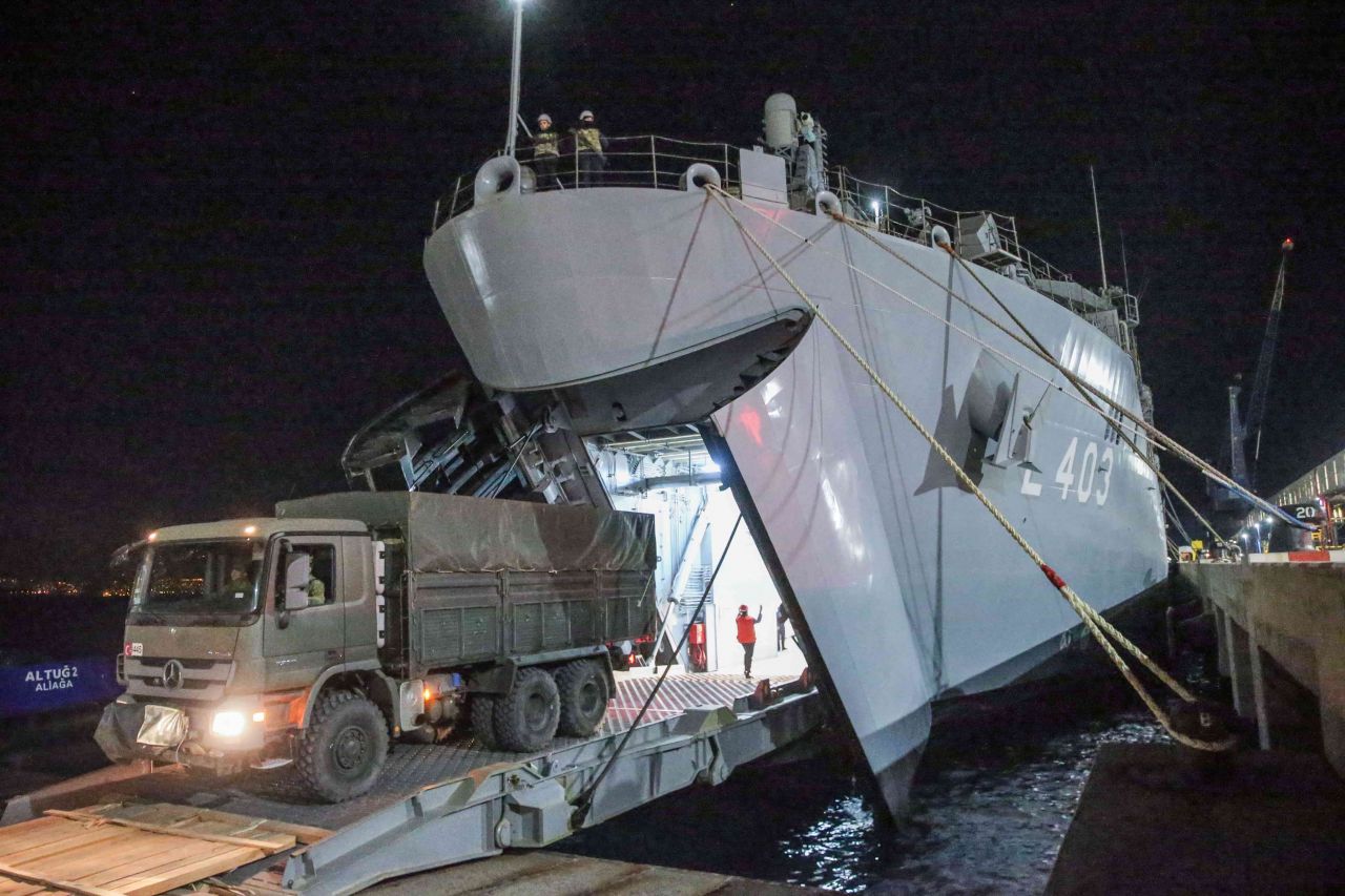 İş makinesi ve yardımları taşıyan TCG Bayraktar Hatay’da 6