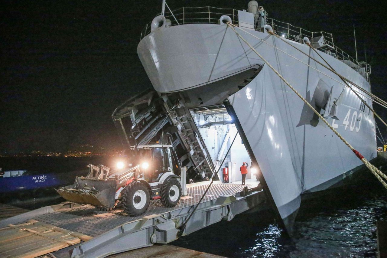 İş makinesi ve yardımları taşıyan TCG Bayraktar Hatay’da 7