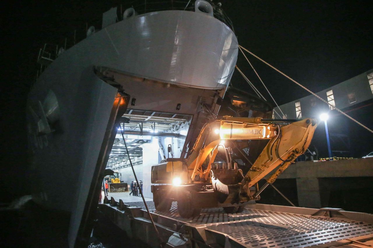 İş makinesi ve yardımları taşıyan TCG Bayraktar Hatay’da 8