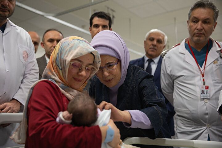 Emine Erdoğan'dan Ankara'ya getirilen depremzede bebeklere ziyaret 4