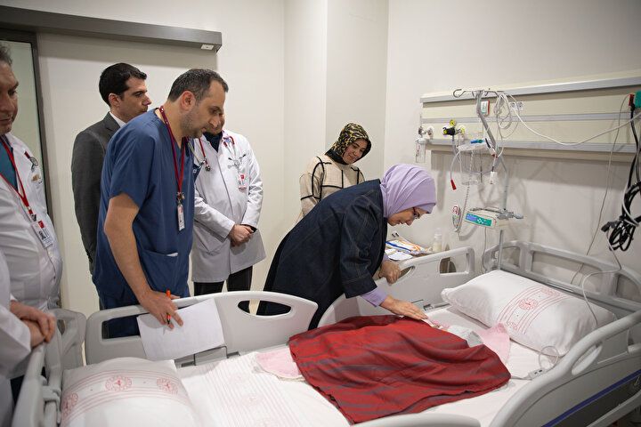 Emine Erdoğan'dan Ankara'ya getirilen depremzede bebeklere ziyaret 9