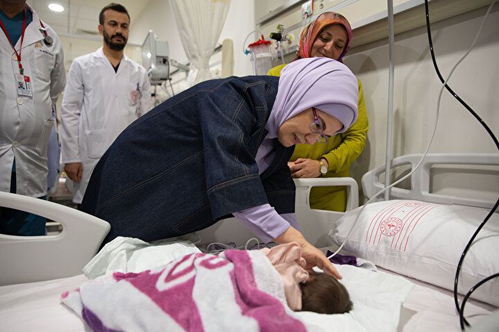 Emine Erdoğan'dan Ankara'ya getirilen depremzede bebeklere ziyaret 10