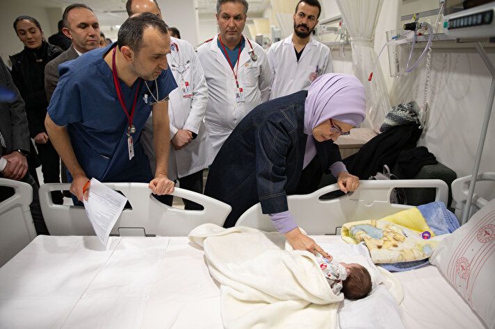 Emine Erdoğan'dan Ankara'ya getirilen depremzede bebeklere ziyaret 1