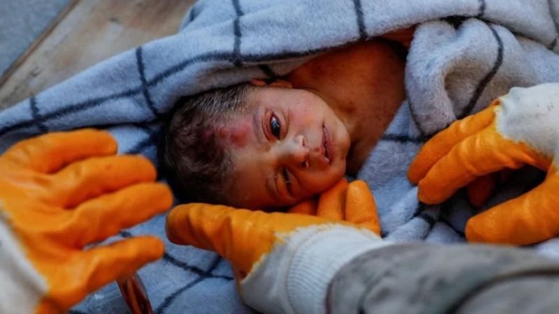 20 günlük Kerem bebek enkazdan 60 saat sonra kurtarıldı! Sağlık durumu iyi... 1