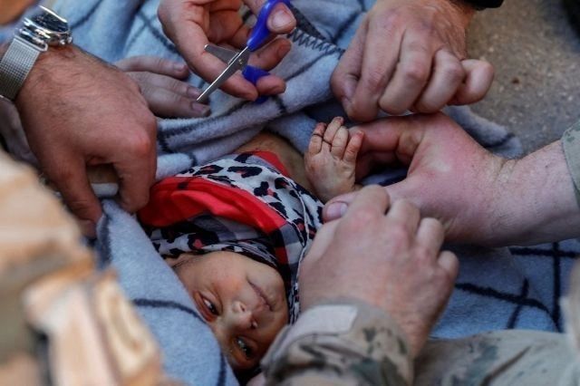 20 günlük Kerem bebek enkazdan 60 saat sonra kurtarıldı! Sağlık durumu iyi... 7