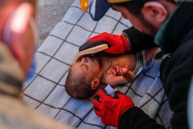 20 günlük Kerem bebek enkazdan 60 saat sonra kurtarıldı! Sağlık durumu iyi... 8