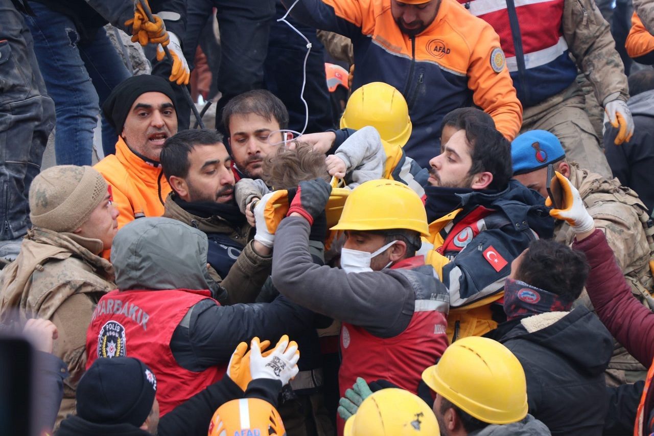 Mucize dolu anlar! Diyarbakır'da 81 saat sonra bir çocuk kurtarıldı: İşte o görüntüler... 4