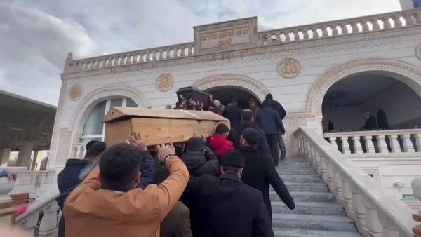 Depremin 4. gününden en acı kareler... Enkazda hayatını kaybedenler son yolculuğuna uğurlandı! 3