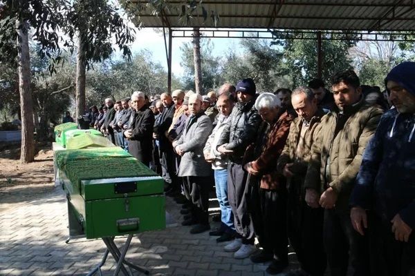 Depremin 4. gününden en acı kareler... Enkazda hayatını kaybedenler son yolculuğuna uğurlandı! 6