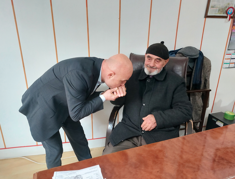 84 yaşındaki Remzi dede kefen parasını depremzedeler için bağışladı 5