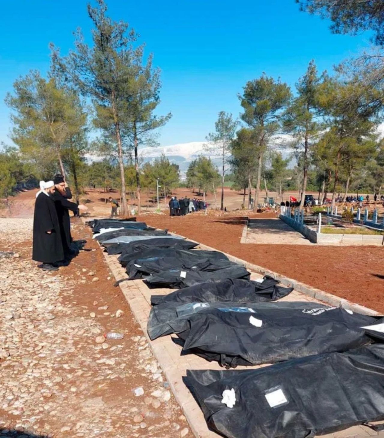 Diyanetten kahreden fetva! Salgın, hastalık, deprem vb. hallerde ihtiyaç duyulduğu takdirde cenazelerin ceset torbasıyla gömülmesi caizdir 9