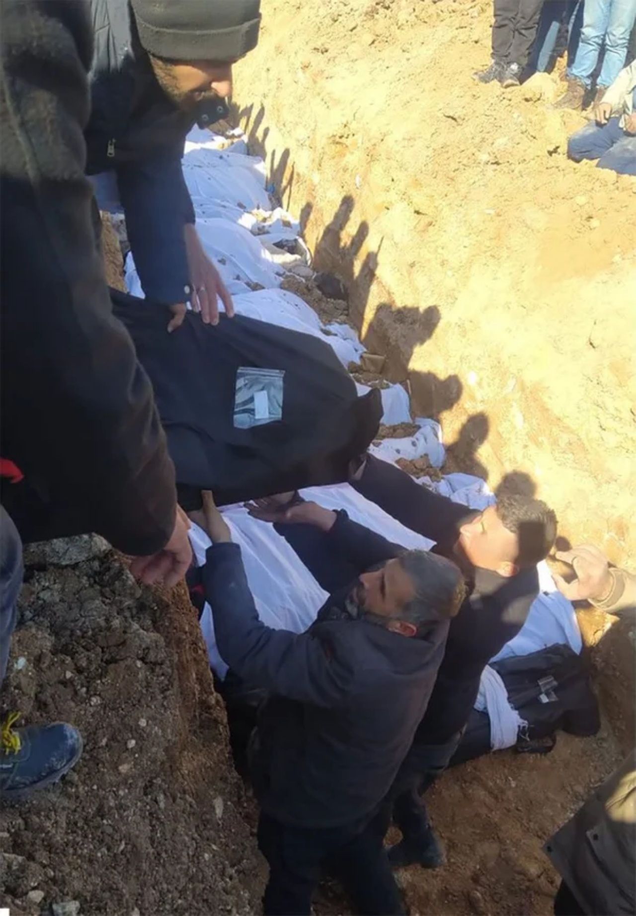 Diyanetten kahreden fetva! Salgın, hastalık, deprem vb. hallerde ihtiyaç duyulduğu takdirde cenazelerin ceset torbasıyla gömülmesi caizdir 4