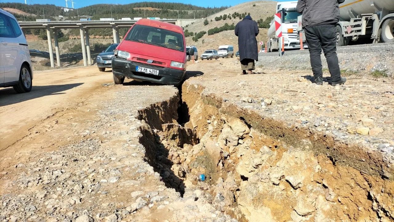 Depremde yarılan yol otomobili yuttu 1