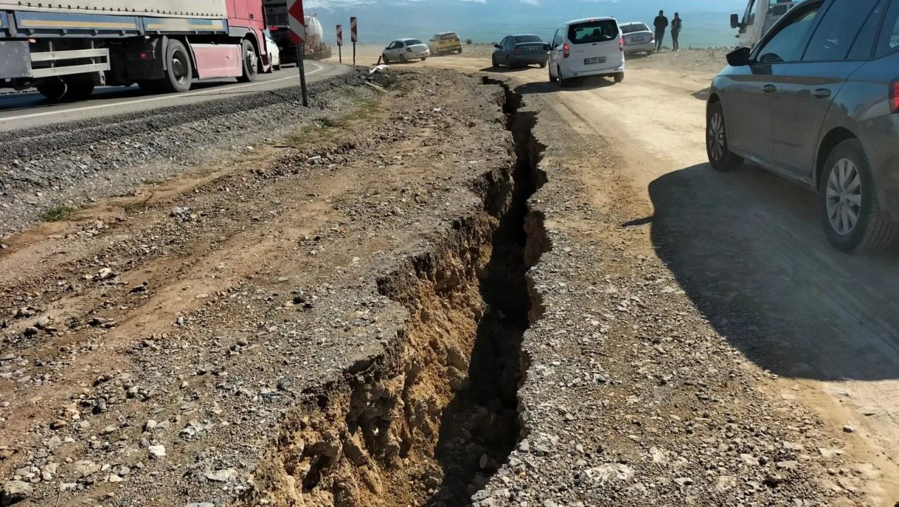 Depremde yarılan yol otomobili yuttu 2