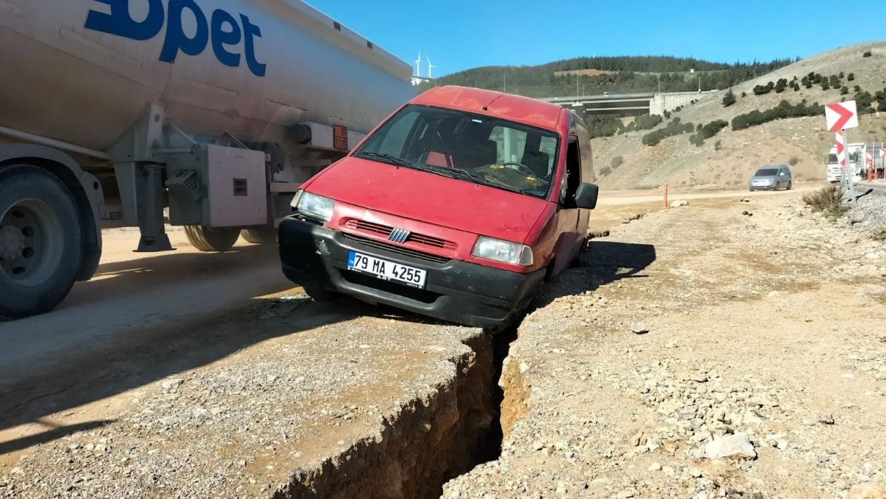 Depremde yarılan yol otomobili yuttu 4