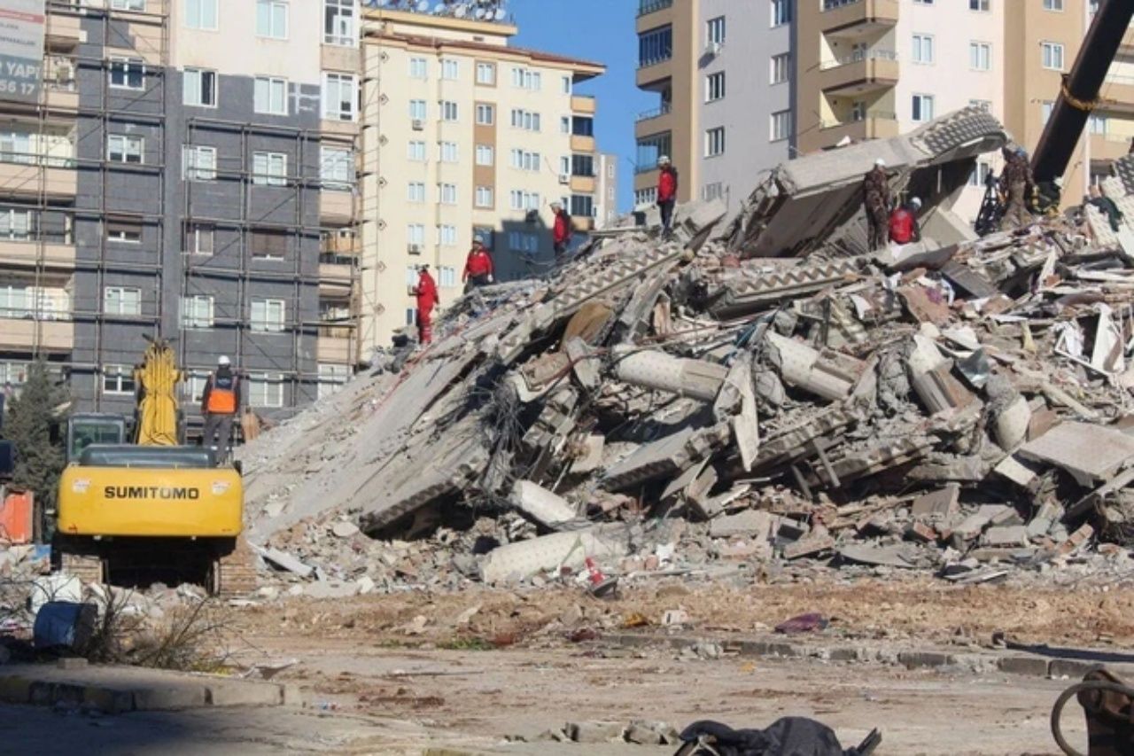 Depremde tuzla buz olan Emre Apartmanı'nın kesilen kolan nedeniyle banka ile mahkemelik olduğu ortaya çıktı 1