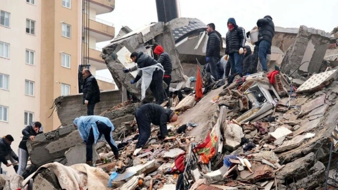 Depremde tuzla buz olan Emre Apartmanı'nın kesilen kolan nedeniyle banka ile mahkemelik olduğu ortaya çıktı 2