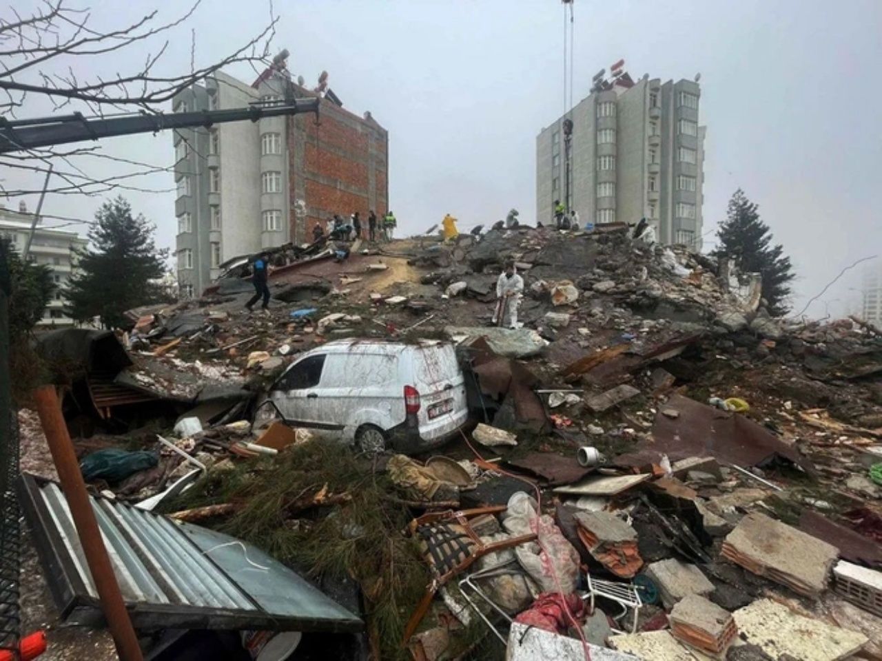 Depremde tuzla buz olan Emre Apartmanı'nın kesilen kolan nedeniyle banka ile mahkemelik olduğu ortaya çıktı 3