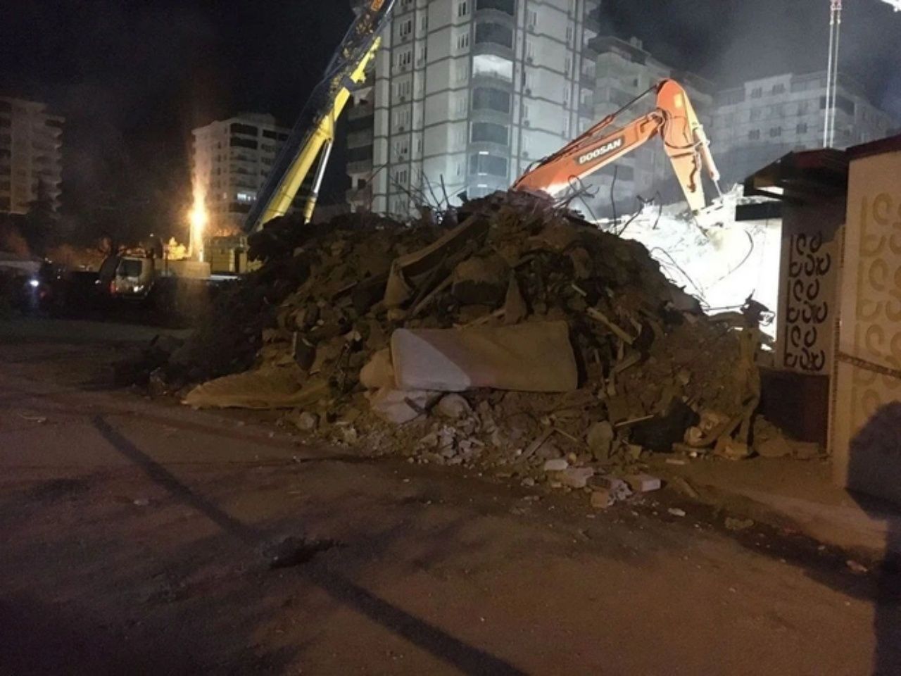 Depremde tuzla buz olan Emre Apartmanı'nın kesilen kolan nedeniyle banka ile mahkemelik olduğu ortaya çıktı 4