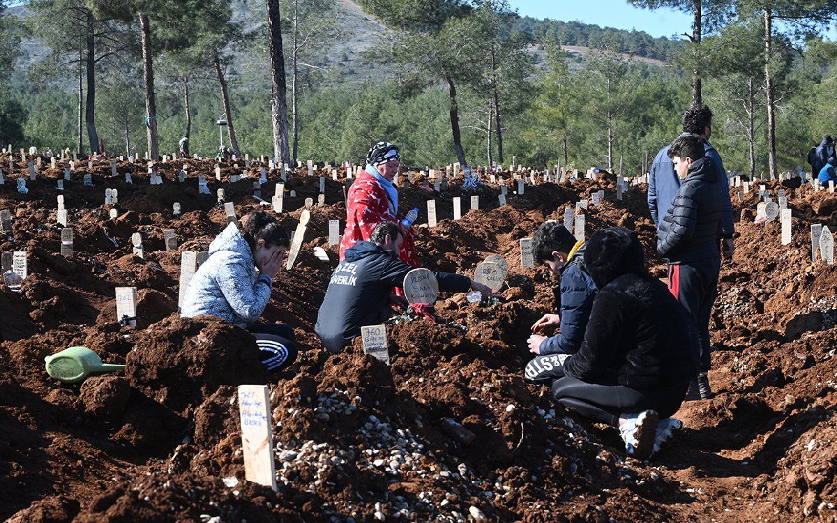Kahramanmaraş'taki toplu mezarlar felaketin boyutunu ortaya koydu 2
