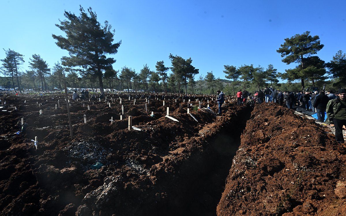 Kahramanmaraş'taki toplu mezarlar felaketin boyutunu ortaya koydu 4