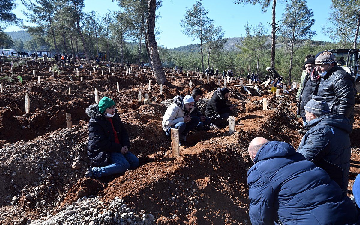 Kahramanmaraş'taki toplu mezarlar felaketin boyutunu ortaya koydu 5